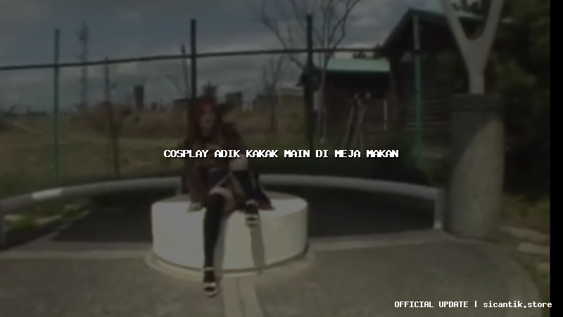 cosplay adik kakak main di meja makan