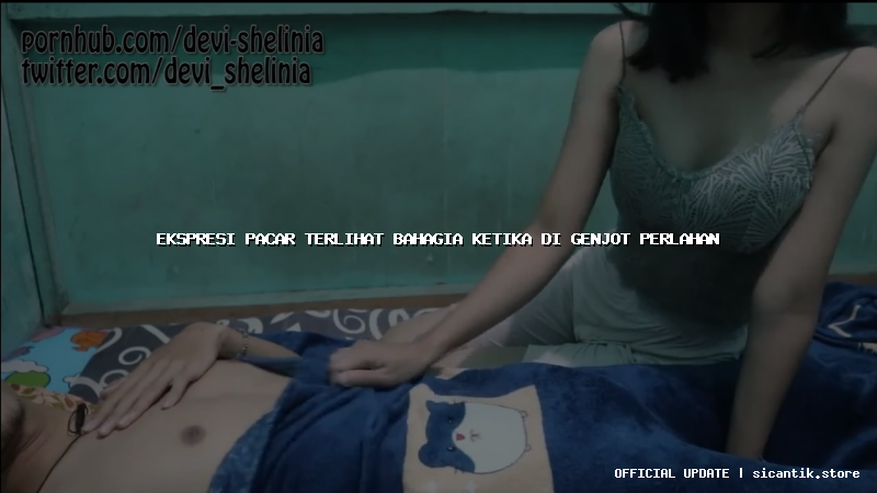 ekspresi pacar terlihat bahagia ketika di genjot perlahan